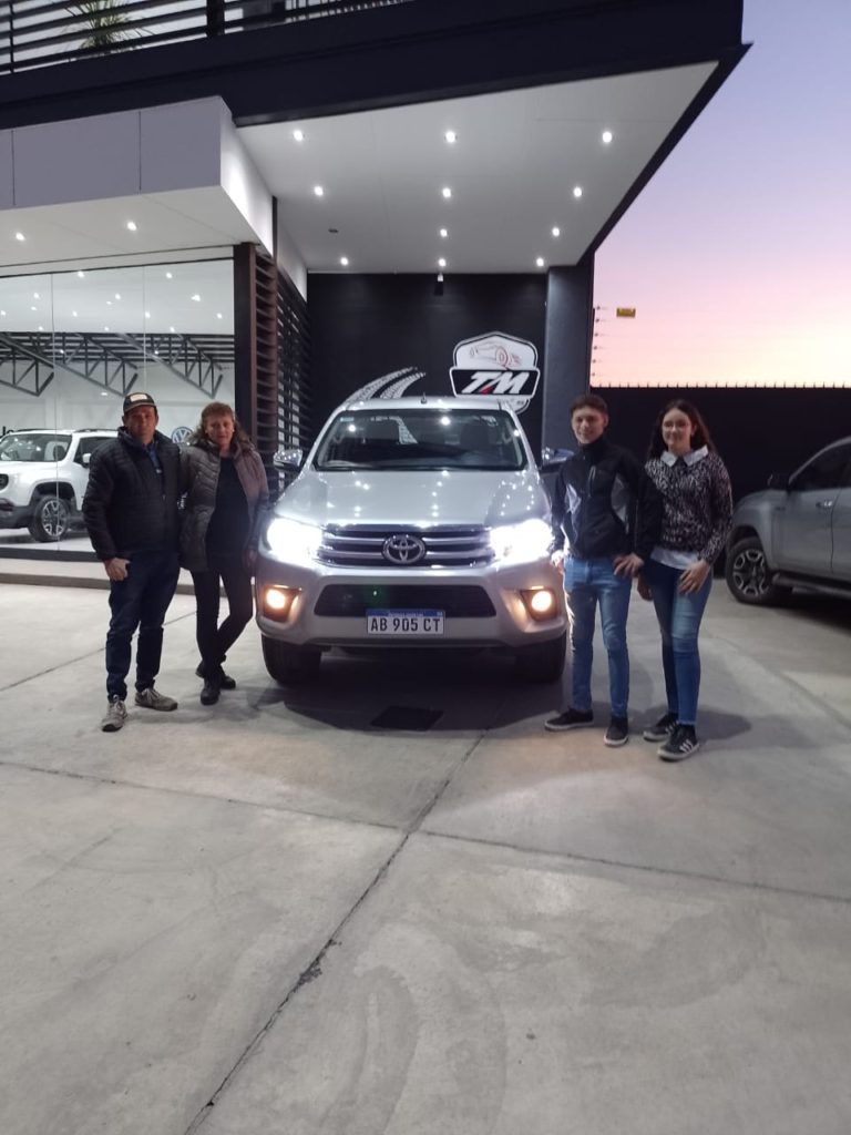 Enrique Fernandez y flia con la Hilux