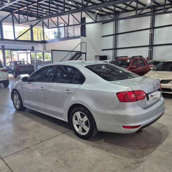 Volkswagen Vento 2.5 Advance Plus 170cv - Image 8