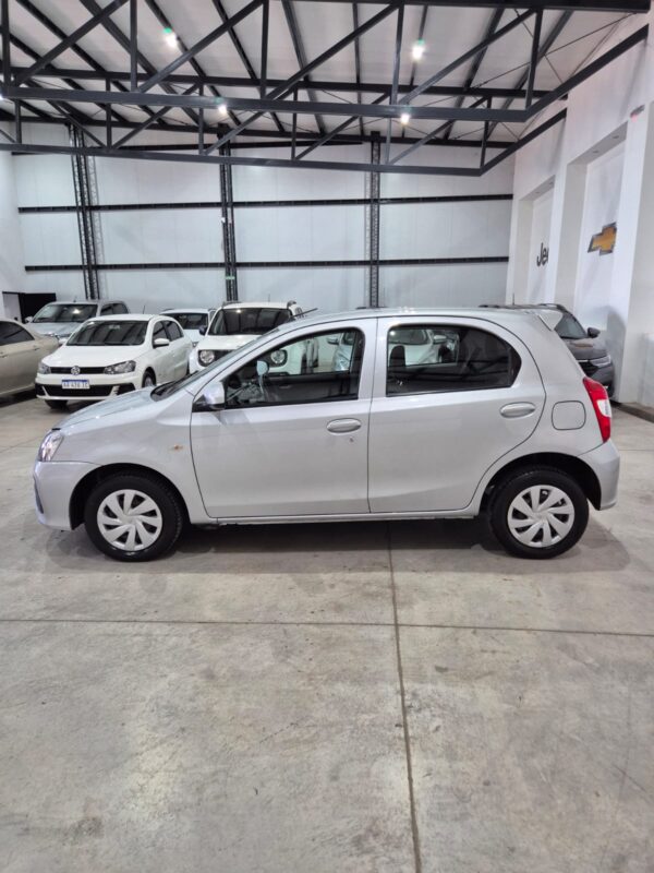 Toyota Etios 1.5 5ptas X 6MT (L18) - Image 9