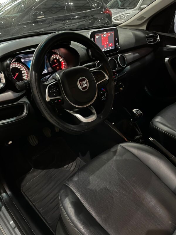 Fiat Cronos 1.8 Precision - Image 11