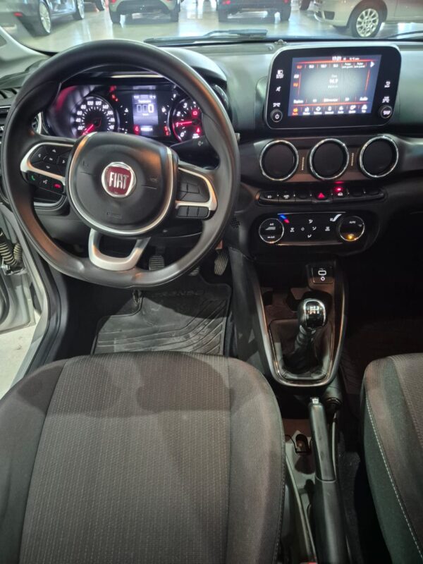 Fiat Cronos 1.8 Precision - Image 11