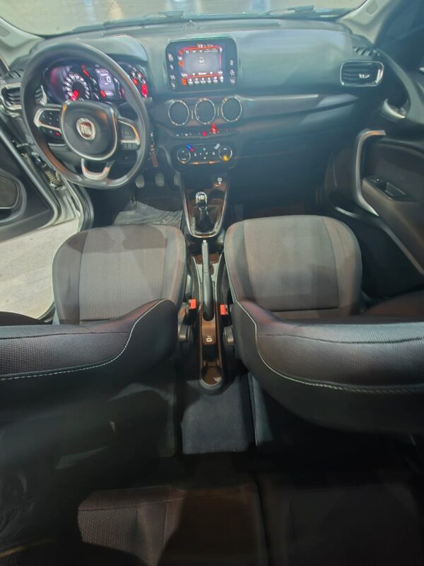 Fiat Cronos 1.8 Precision - Image 12
