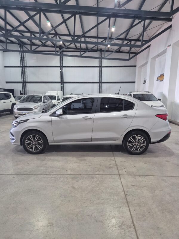 Fiat Cronos 1.8 Precision - Image 9