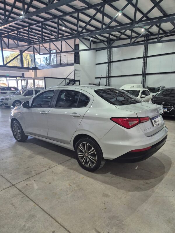 Fiat Cronos 1.8 Precision - Image 8