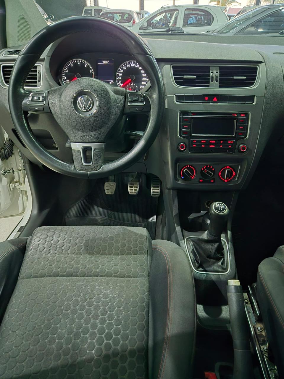 Volkswagen Suran Cross 1.6 Highline (L14) - Image 11