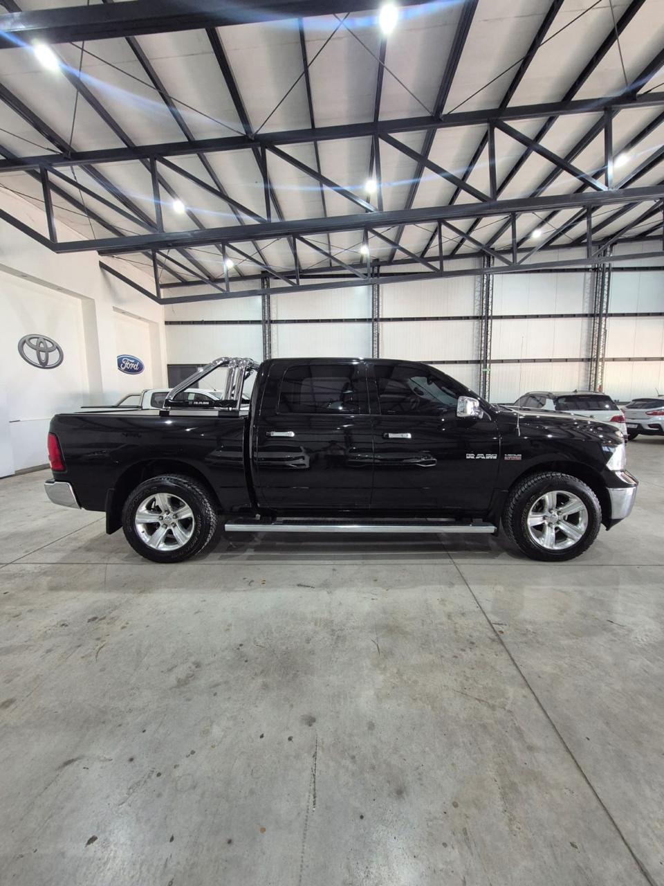 RAM 1500 Laramie 5.7 4x4 C/D - Image 3
