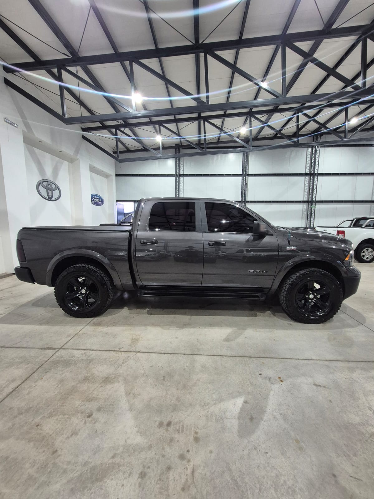 RAM 1500 Laramie 5.7 4x4 C/D - Image 3