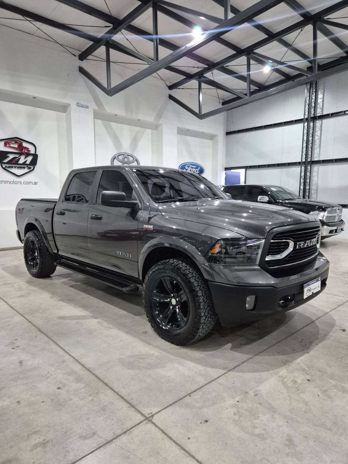 RAM 1500 Laramie 5.7 4x4 C/D - Image 4